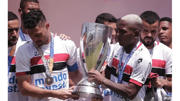 Foto: Ettore Chiereguini/AGIF - Jogadores do Botafogo-SP lamentam derrota ao final da partida contra o São Bernardo