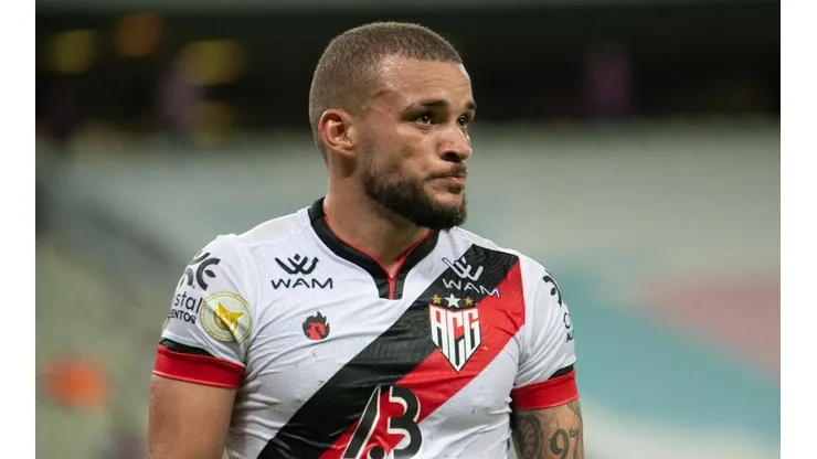 André Luís disputou o último Brasileirão com a camisa do Atlético-GO (Foto: Kely Pereira/AGIF)