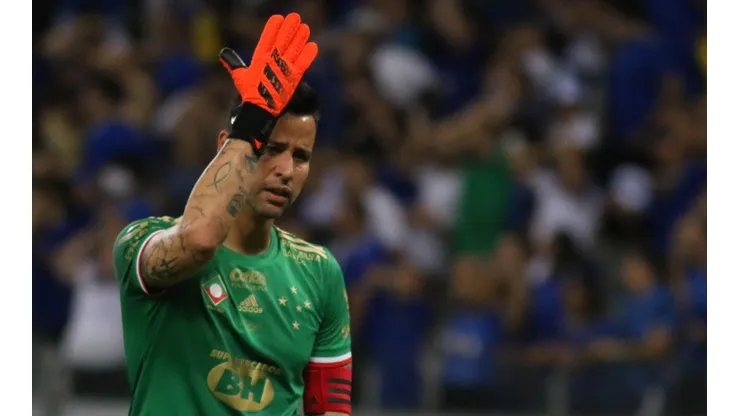 Foto: Fernando Moreno/AGIF - Fábio puxa fila de jogadores do Cruzeiro que foram procurados para redução salarial