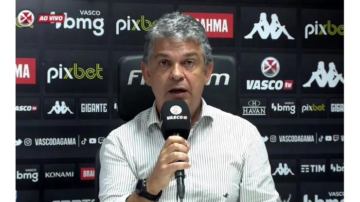 Foto: Reprodução Vasco TV/YouTube | Carlos Brazil é avisado sobre investimento que o Vasco vai ter que fazer se quiser '9 ideal'
