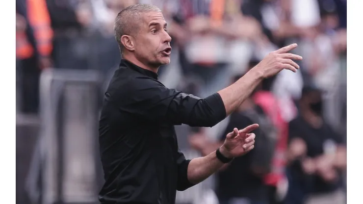 Foto: Ettore Chiereguini/AGIF | Sylvinho 'dá aval' para saída de meio-campista do Corinthians