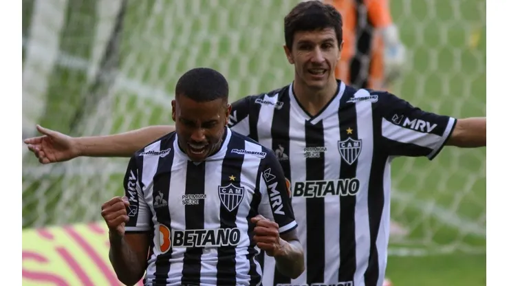 Foto: Fernando Moreno/AGIF- Jair (à esq.) está no radar de Flamengo, Palmeiras e clubes da MLS