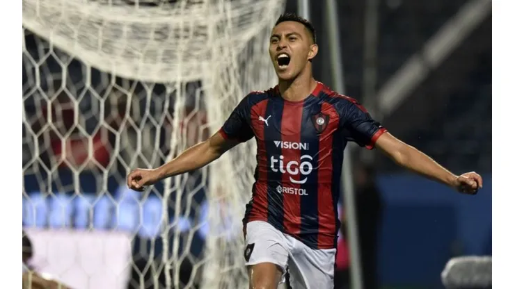Foto: Twitter @1870Digital - Torcida do Grêmio sugere troca entre Churín e Cardozo Lucena com Cerro Porteño