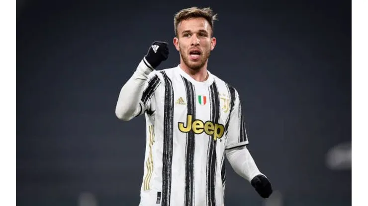 Arthur com a camisa da Juventus (Foto: Nicolò Campo/LightRocket via Getty Images)