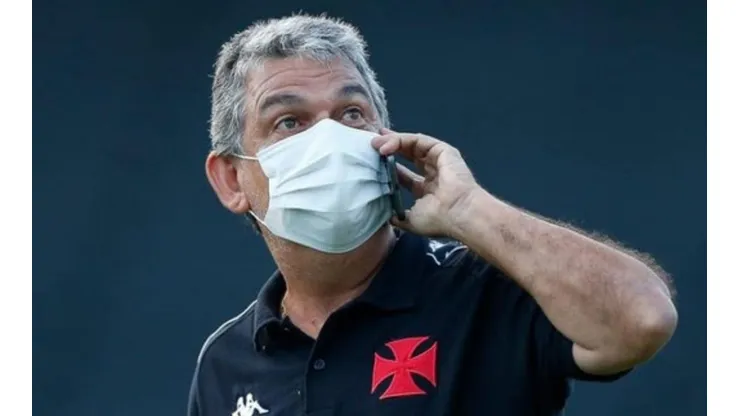 Foto: Site Oficial CR Vasco da Gama/Divulgação | Carlos Brazil é avisado sobre atacante livre no mercado