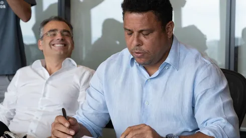 Assinatura do contrato entre Cruzeiro e Ronaldo, em São Paulo. Foto: XP Flickr Oficial Cruzeiro Esporte Clube