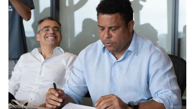 Assinatura do contrato entre Cruzeiro e Ronaldo, em São Paulo. Foto: XP Flickr Oficial Cruzeiro Esporte Clube