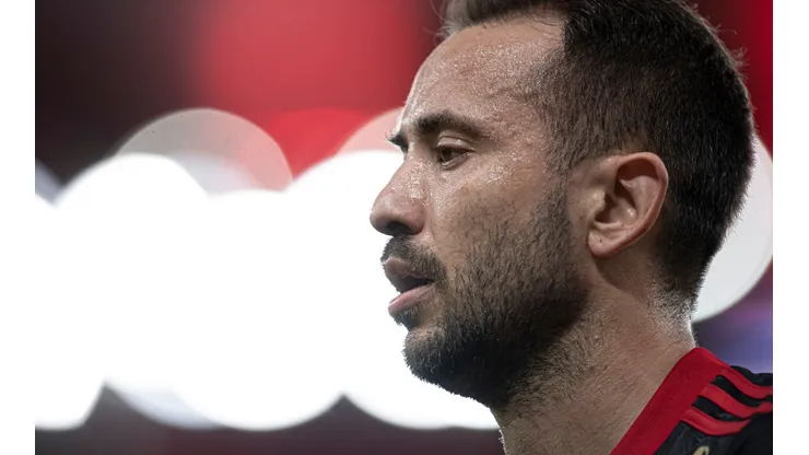 Foto: Jorge Rodrigues/AGIF - Éverton Ribeiro estaria fora do Fla ideal de Paulo Sousa na visão de comentarista da RTP, de Portugal