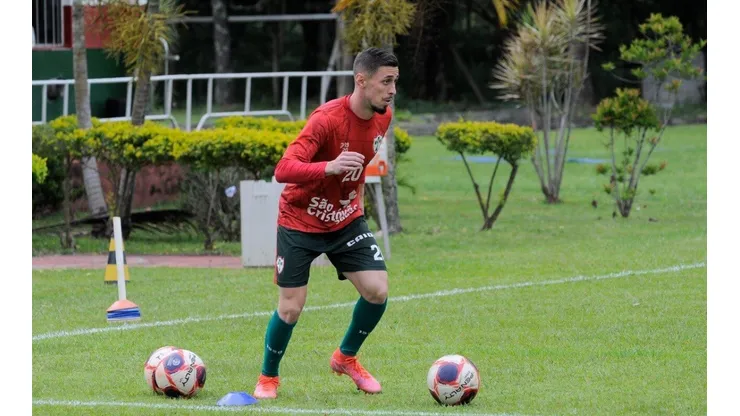 Gustavo França em ação no CT da Portuguesa (Foto: Portuguesa)