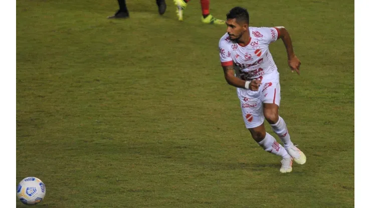 Pedro Júnior atuou pelo Vila Nova em 2021 (Foto: Jhony Pinho/AGIF)