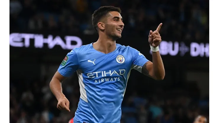 Ferrán Torres com a camisa do Manchester City (Foto: Getty Images)