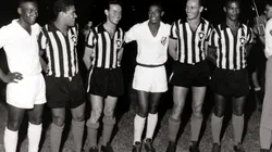 Foto: Popperfoto via Getty Images/Getty Images - Pele, do Santos, Garrincha e Mario Zagallo, do Botafogo, Dorval, do Santos, Paulinho Valentim e Didi, do Botafogo