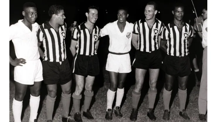 Foto: Popperfoto via Getty Images/Getty Images - Pele, do Santos, Garrincha e Mario Zagallo, do Botafogo, Dorval, do Santos, Paulinho Valentim e Didi, do Botafogo