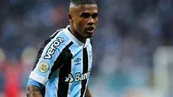 Pedro H. Tesch/AGIF - Douglas Costa, atacante do Grêmio