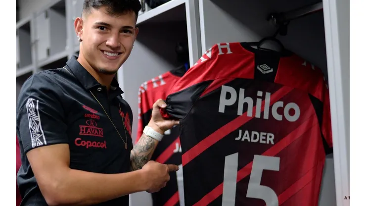 Foto: Fabio Wosniak/athletico.com.br - Jader é assediado pelo Barcelona, por isso Athletico não se interessa em empréstimo do meia ao Sport