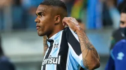 Foto: Pedro H. Tesch/AGIF | Douglas Costa despertou interesse do São Paulo e Atlético-MG