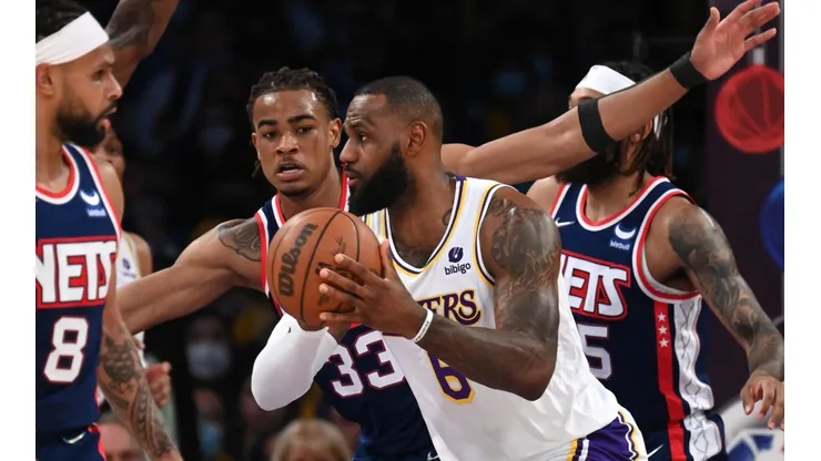 Jayne Kamin-Oncea/Getty Images - LeBron James em jogo contra os Nets, de Patty Mills