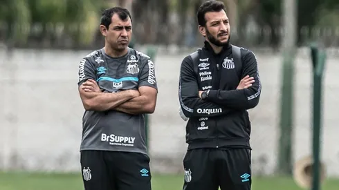 Foto: (Flickr Oficial Santos/Ivan Storti/Santos FC) - Fábio Carille e Edu Dracena têm sido fundamentais na montagem do elenco do Santos para 2022