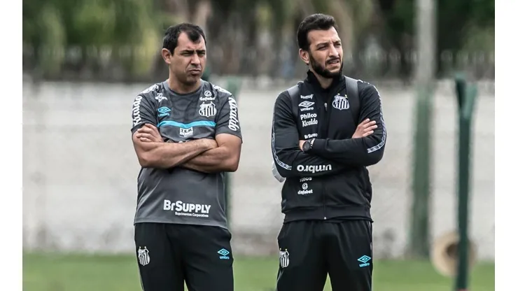 Foto: (Flickr Oficial Santos/Ivan Storti/Santos FC) - Fábio Carille e Edu Dracena têm sido fundamentais na montagem do elenco do Santos para 2022