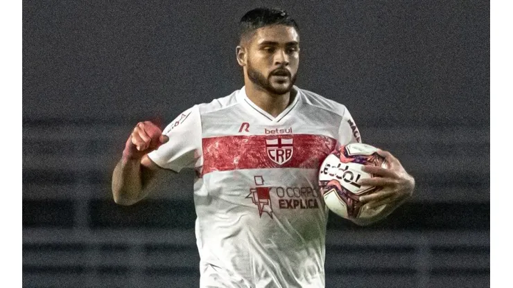Foto: (Celio Junior/AGIF) - Após passagem apagada, Júnior Brandão está de saída do CRB