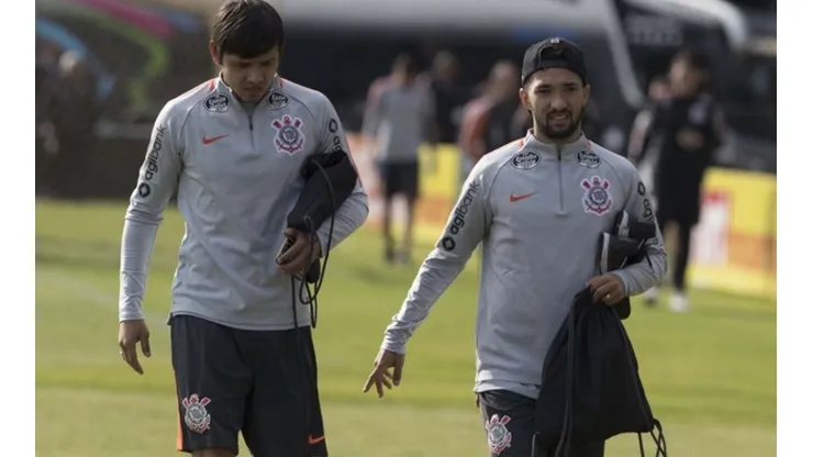 Foto: Daniel Augusto Jr, Agência Corinthians - Carille indicou Clayson (à dir.) para reforçar Santos em 2022