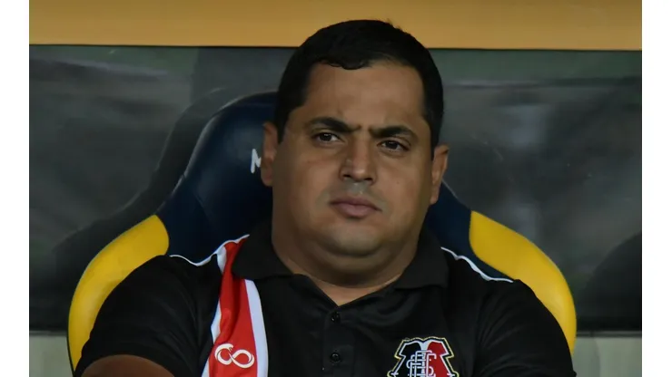 Foto: Thiago Ribeiro/AGIF - Leston Júnior será o treinador do Santa Cruz em 2022