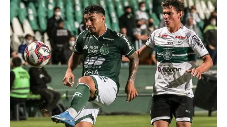 Foto: Robson Mafra/AGIF - Natanael (à dir.) interessa ao São Paulo por ótima fase no Coritiba de Gustavo Morínigo