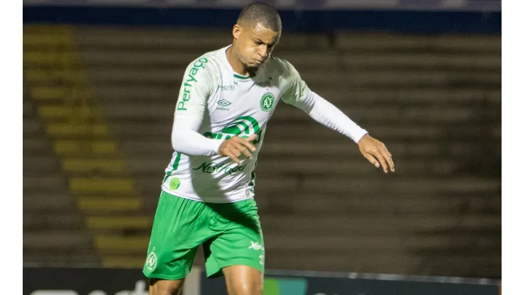 Foto: (Robson Mafra/AGIF) - Campeão pela Chapecoense, Joilson se despede da torcida depois de três temporadas