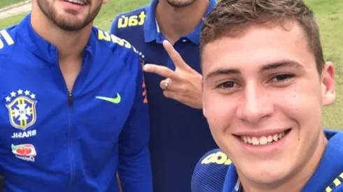 Foto: @vizeu9 / Instagram Oficial - Vizeu (à esq.) foi revelado na base do Flamengo junto de Paquetá e Matheus Sávio