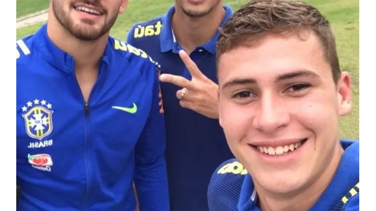 Foto: @vizeu9 / Instagram Oficial - Vizeu (à esq.) foi revelado na base do Flamengo junto de Paquetá e Matheus Sávio