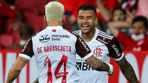 - Kenedy e Arrasca em um jogo do Fla pelo Brasileirão