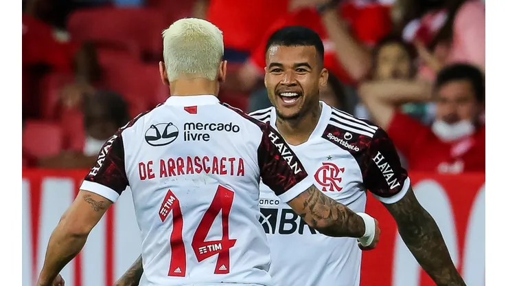 - Kenedy e Arrasca em um jogo do Fla pelo Brasileirão
