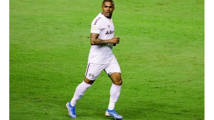 Foto: Rafael Vieira/AGIF | Douglas Costa tem futuro indefinido no Grêmio