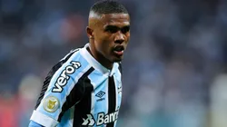 Foto: Pedro H. Tesch/AGIF - Douglas Costa não vai para o São Paulo, segundo jornalista