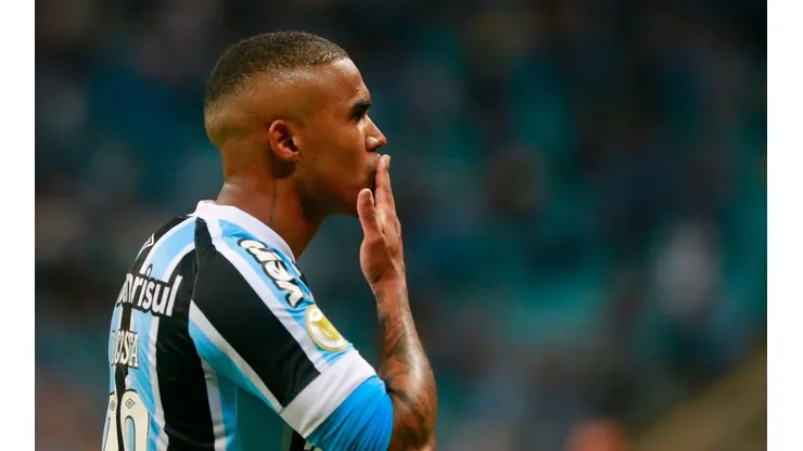 Foto: Silvio Avila/Getty Images | Douglas Costa tem futuro indefinido no Grêmio após polêmicas