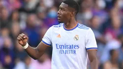 Foto: David Ramos / Getty Images | Alaba já havia testado positivo em julho deste anoO Real Madrid vem sofrendo um verdadeiro surto de Covid-19 e, no momento, o clube merengue possui oito atletas que testaram positivo para o novo coronavírus, entre eles está o zagueiro David Alaba. Apesar de estar em isolamento e desfalcar a equipe no jogo contra o Athletic Bilbao, Alaba teve motivos para comemorar, pois foi eleito pela oitava vez o jogador austríaco do ano. “Foi um ano especial, bonito e emotivo, porque aceitei um novo desafio após 13 anos, ao mudar do Bayern para o Real Madrid. Foi um grande passo para mim, e também fora dos gramados”, afirmou o craque de 29 anos à agência austríaca APA, que é a organizadora da premiação. O zagueiro do Real Madrid foi eleito após receber sete dos 12 votos possíveis de treinadores da primeira divisão da Áustria. O jogador superou nomes como Karim Adeyemi (RB Salzburgo) e Christoph Baumgartner (Hoffenheim), e é atualmente o atleta que mais vezes foi eleito melhor da Áustria. O defensor foi premiado 2021, 2020, 2016, 2015, 2014, 2013, 2012 e 2011. Como testou positivo para o novo coronavírus, David Alaba recebeu o prêmio remotamente. Alaba cumpre isolamento em sua residência. O austríaco esteve durante a manhã de terça-feira (21), no centro de treinos de Valdebebas onde realizou um teste PCR, cujo resultado se revelou positivo. Vale lembrar que esta não é a primeira vez que o jogador é diagnosticado com o vírus, ainda durante a pré-temporada em julho.