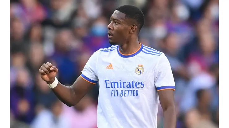 Foto: David Ramos / Getty Images | Alaba já havia testado positivo em julho deste anoO Real Madrid vem sofrendo um verdadeiro surto de Covid-19 e, no momento, o clube merengue possui oito atletas que testaram positivo para o novo coronavírus, entre eles está o zagueiro David Alaba. Apesar de estar em isolamento e desfalcar a equipe no jogo contra o Athletic Bilbao, Alaba teve motivos para comemorar, pois foi eleito pela oitava vez o jogador austríaco do ano. “Foi um ano especial, bonito e emotivo, porque aceitei um novo desafio após 13 anos, ao mudar do Bayern para o Real Madrid. Foi um grande passo para mim, e também fora dos gramados”, afirmou o craque de 29 anos à agência austríaca APA, que é a organizadora da premiação. O zagueiro do Real Madrid foi eleito após receber sete dos 12 votos possíveis de treinadores da primeira divisão da Áustria. O jogador superou nomes como Karim Adeyemi (RB Salzburgo) e Christoph Baumgartner (Hoffenheim), e é atualmente o atleta que mais vezes foi eleito melhor da Áustria. O defensor foi premiado 2021, 2020, 2016, 2015, 2014, 2013, 2012 e 2011. Como testou positivo para o novo coronavírus, David Alaba recebeu o prêmio remotamente. Alaba cumpre isolamento em sua residência. O austríaco esteve durante a manhã de terça-feira (21), no centro de treinos de Valdebebas onde realizou um teste PCR, cujo resultado se revelou positivo. Vale lembrar que esta não é a primeira vez que o jogador é diagnosticado com o vírus, ainda durante a pré-temporada em julho.