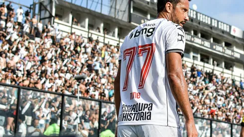 Nenê atuando em São Januário com torcida do Vasco (Foto: Thiago Ribeiro/AGIF)