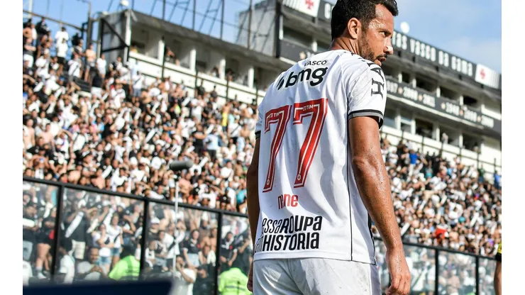 Nenê atuando em São Januário com torcida do Vasco (Foto: Thiago Ribeiro/AGIF)