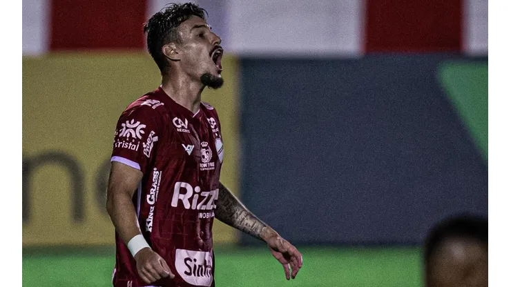 Foto: Heber Gomes/AGIF - Arthur Rezende jogador do Vila Nova-GO