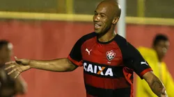 Foto: Felipe Oliveira/AGIF - Dinei do Vitoria comemora seu gol pelo Vitória no Barradão.