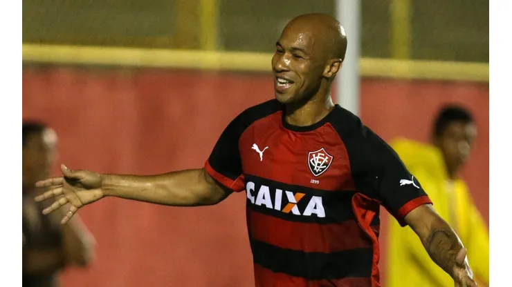 Foto: Felipe Oliveira/AGIF - Dinei do Vitoria comemora seu gol pelo Vitória no Barradão.