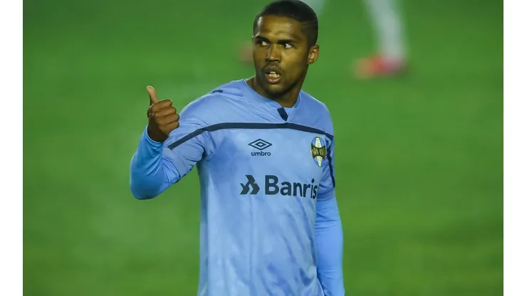 Foto: Pedro H. Tesch/AGIF/AGIF | São Paulo não para em Douglas Costa e vai atrás de joia do Grêmio