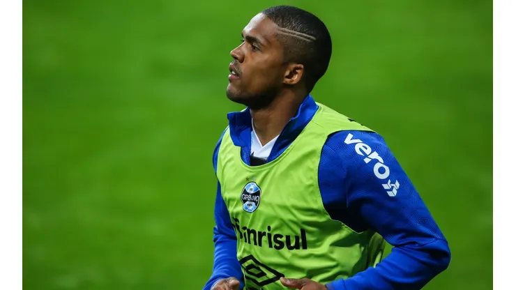 Foto: Pedro H. Tesch/AGIF | Douglas Costa recebe proposta com contrato de 3 anos