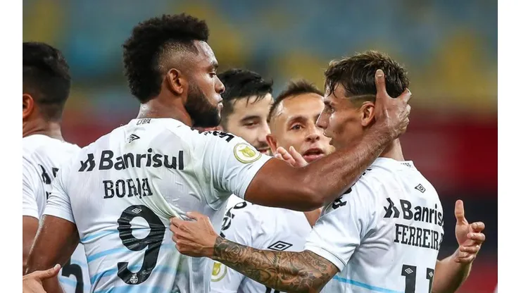 Foto: (Flickr Oficial Grêmio/Lucas Uebel/Gremio FBPA) - Chegada de Douglas Costa pode render outro atacante gremista ao São Paulo