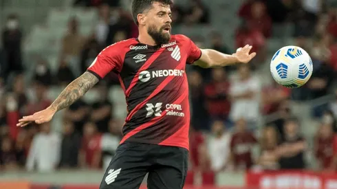 Foto: Robson Mafra/AGIF - Fernando Canesin tem contrato expirando em dezembro no Athletico-PR