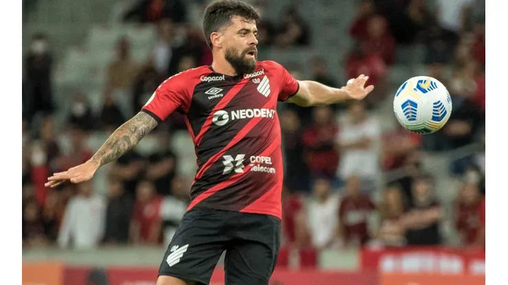 Foto: Robson Mafra/AGIF - Fernando Canesin tem contrato expirando em dezembro no Athletico-PR