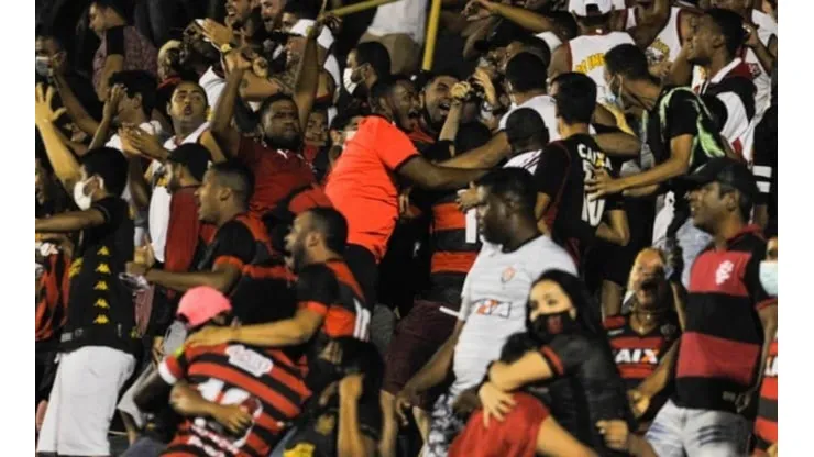 Jhony Pinho/AGIF - Torcida do Vitória no Barradão