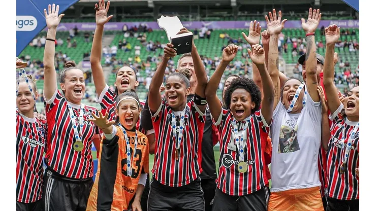 Guilherme Drovas/AGIF - Meninas são-paulinas festejam o título da Ladies Cup