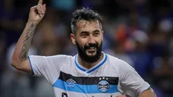 Foto: Thomas Santos/AGIF - Douglas: virou exemplo para o Tricolor no mercado da bola